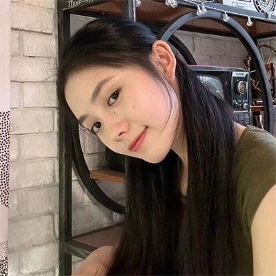 我和精神小妹同居 AI同人短剧 场景：客厅里的对话