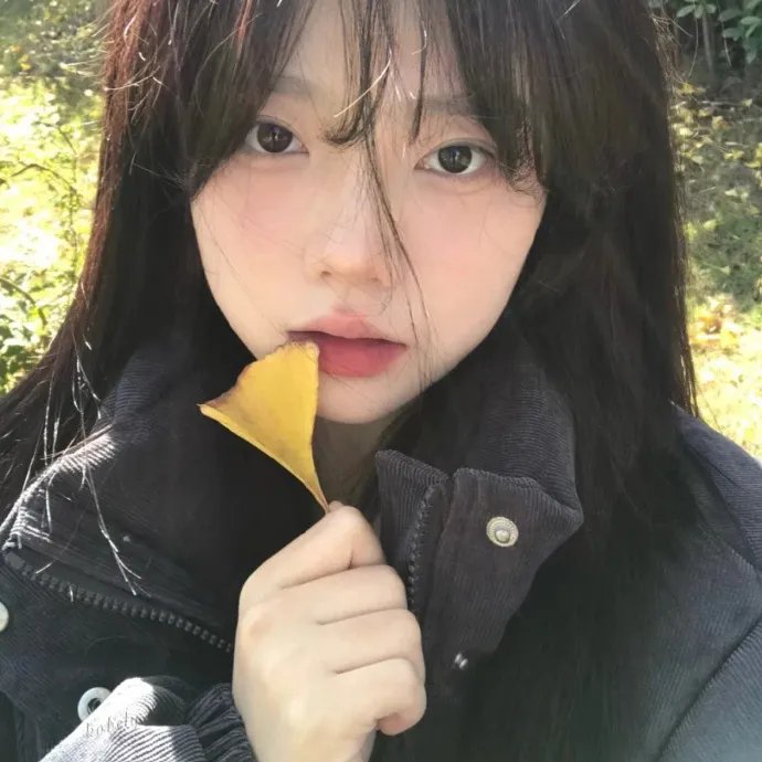 我和精神小妹同居 AI同人短剧 场景：四人同住的合影
